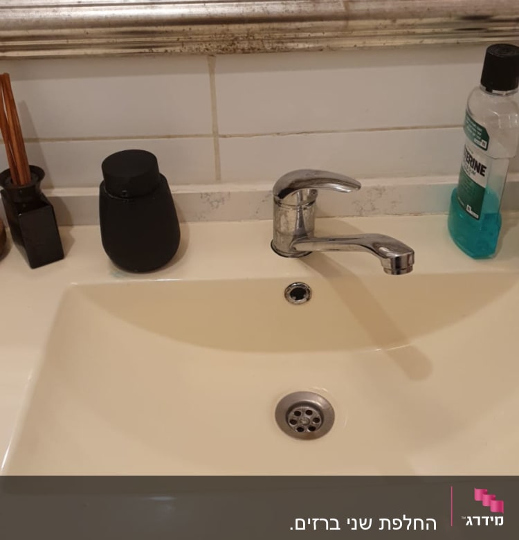 כיור עם ברז כרום ומראה מעל